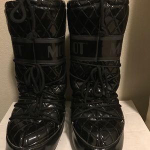 Unique Moon Boots !! Shiny and Black